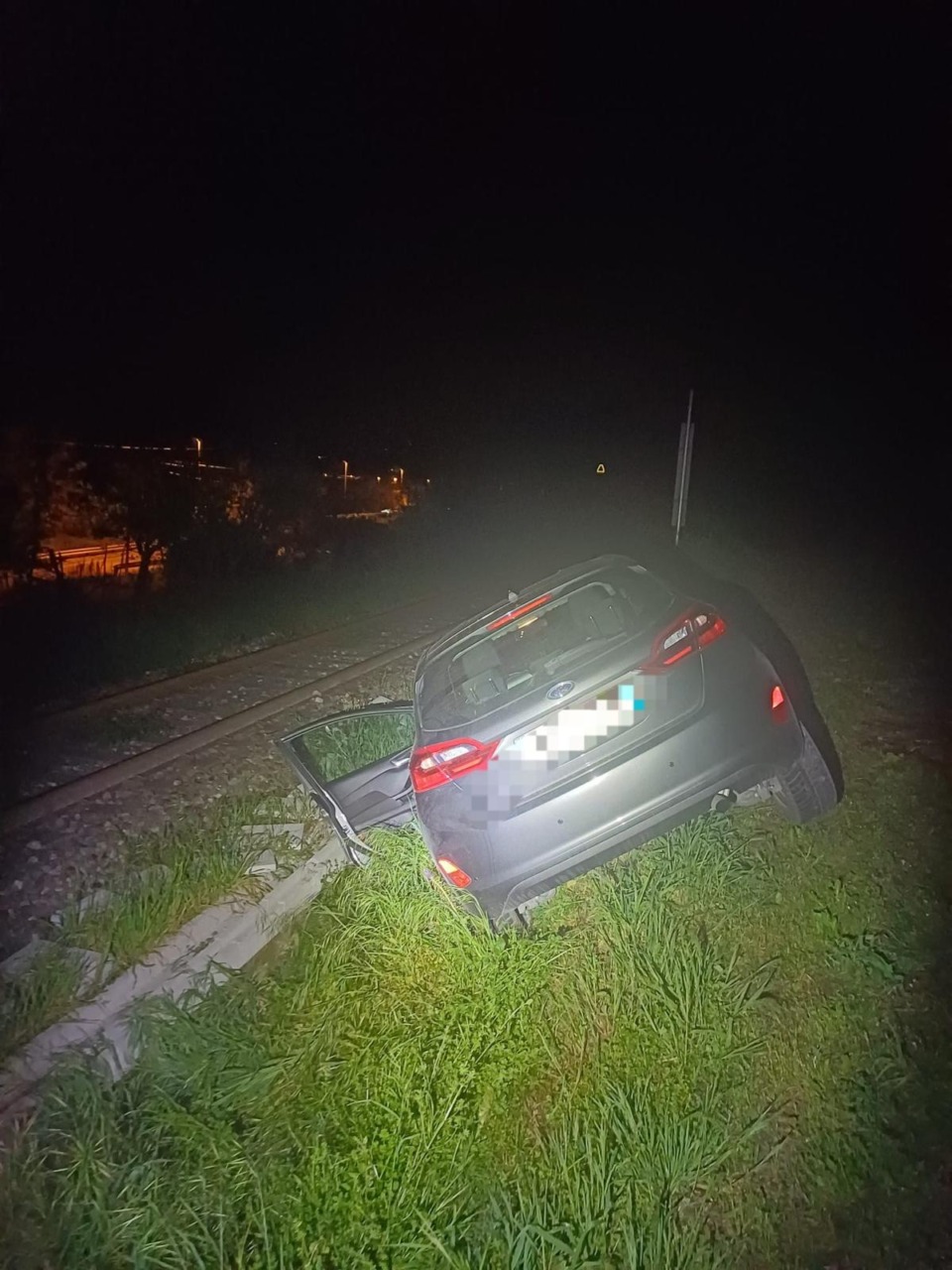 Finisce con l’auto nei pressi del passaggio a livello, interrotta la circolazione ferroviaria