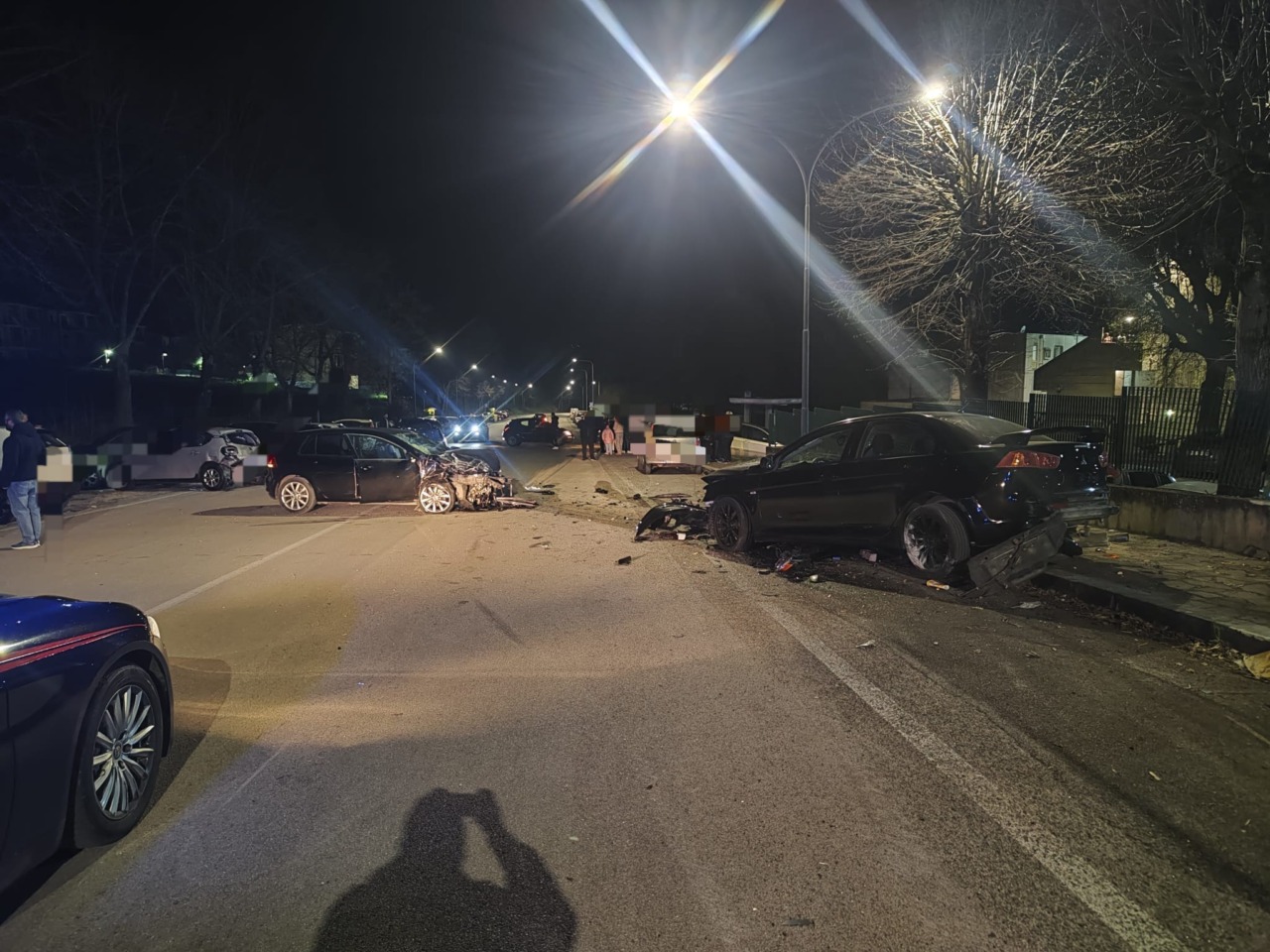 Finisce contro altre tre auto in sosta, ferito un 30enne pontino