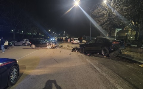 Finisce contro altre tre auto in sosta, ferito un 30enne pontino