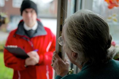 “Finti tecnici dell’acqua in azione, non aprite la porta”