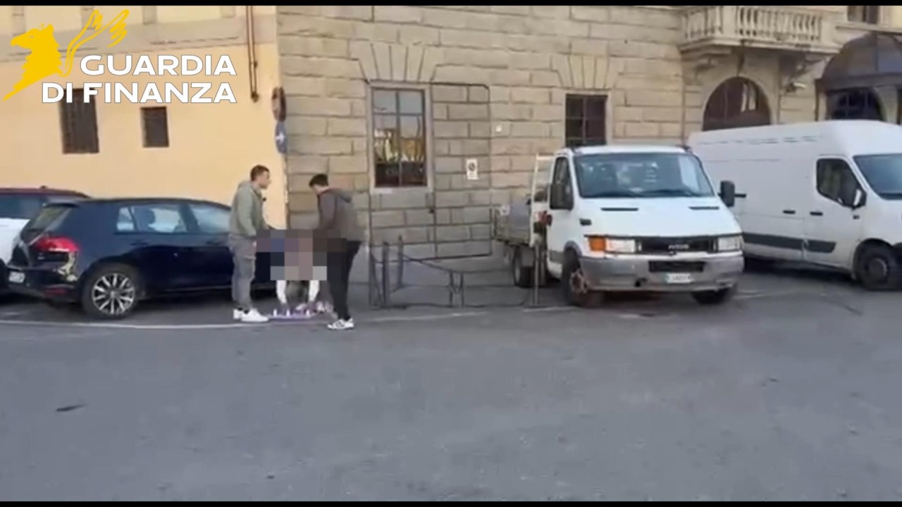 Firenze, stop al “gioco delle tre carte”: cinque denunce e due fogli di via