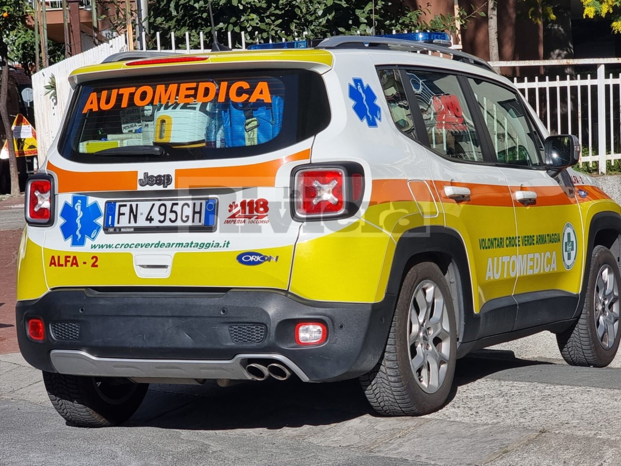 Frontale tra auto e scooter a Sanremo, feriti due giovani