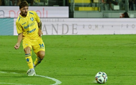 Frosinone – Carrarese 3-0 : la corsa alla promozione diretta in Serie A continua