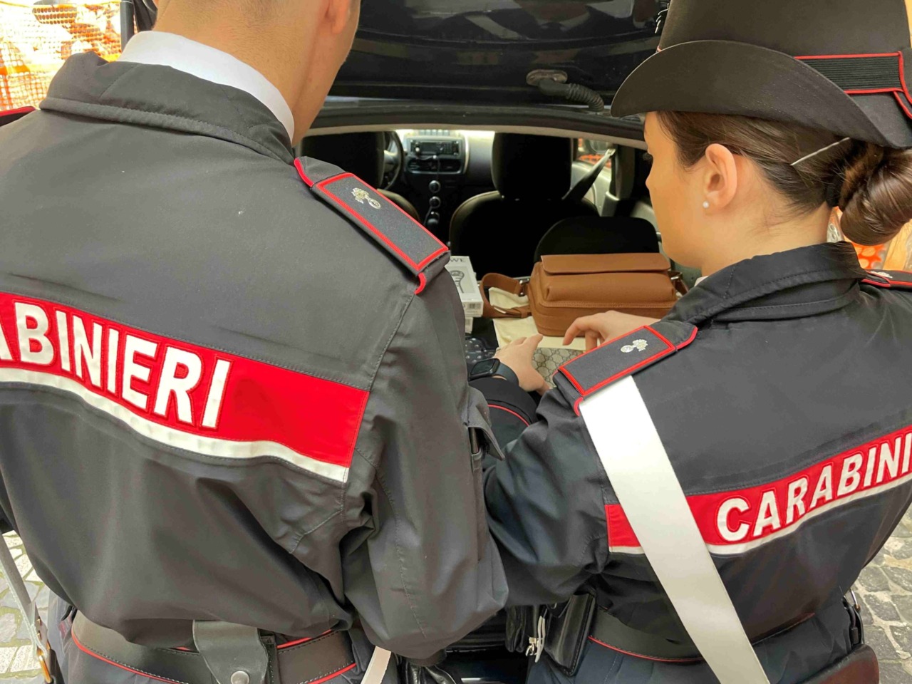 Furto in boutique di lusso, 19enne arrestato con refurtiva in hotel