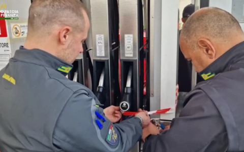 Gasolio non conforme, sequestrati 10mila litri da un distributore