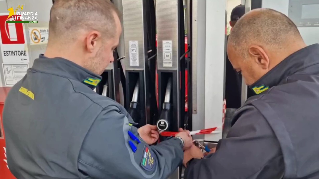 Gasolio non conforme, sequestrati 10mila litri da un distributore