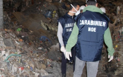 Gestione di rifiuti speciali su aree non autorizzate, denunciato