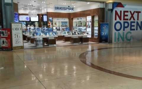 Gioielleria svaligiata nella notte, rubati oro e diamanti