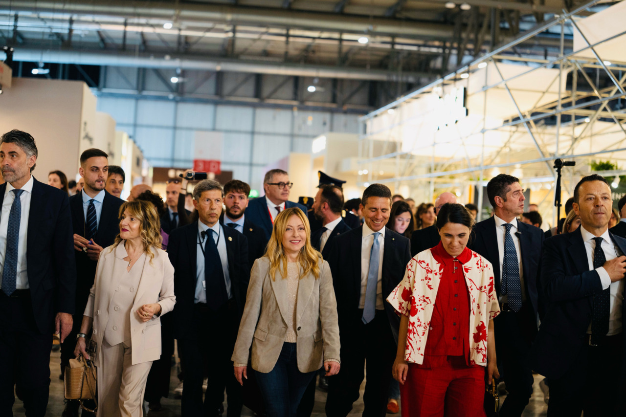 Giorgia Meloni alla 64ª edizione del Salone del Mobile: “Questo divano è più comodo di quello alla Casa Bianca”