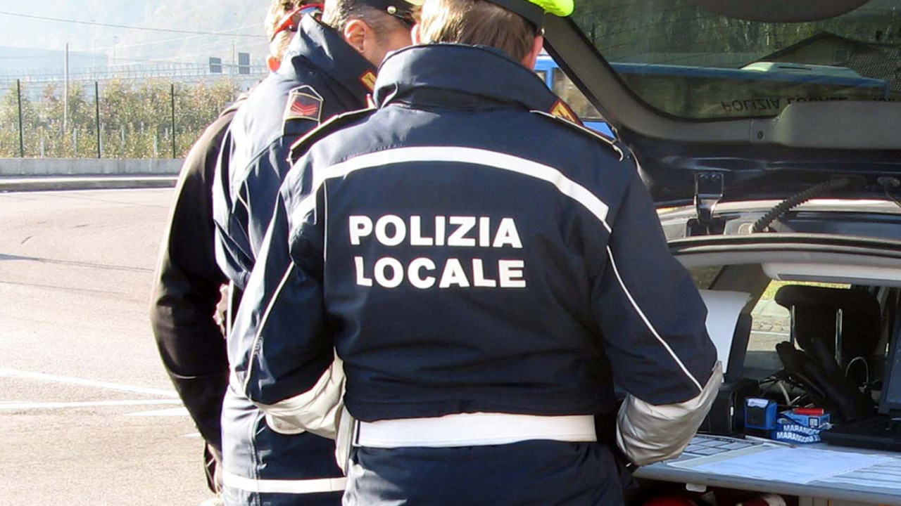 Guida con il cellulare, poi tenta la fuga e aggredisce la polizia: arrestato 58enne a Ospitaletto