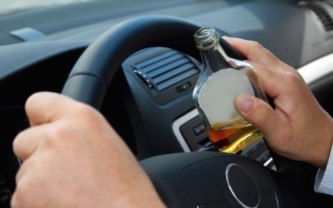 Guida in stato di ebbrezza e si schianta contro il guard‑rail: 41enne finisce nei guai