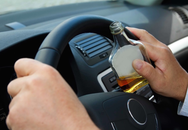 Guida in stato di ebbrezza e si schianta contro il guard‑rail: 41enne finisce nei guai