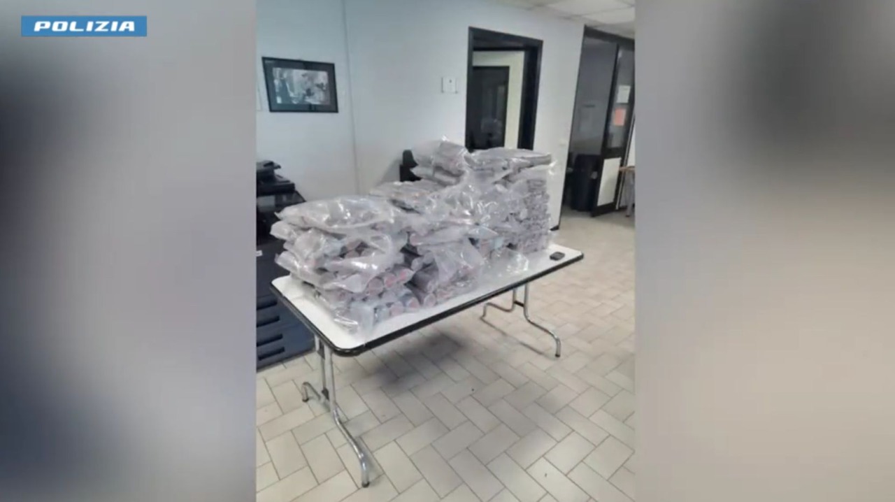 Guida ubriaco e ha in macchina 176 kg di hascisc, arrestato dalla Polstrada