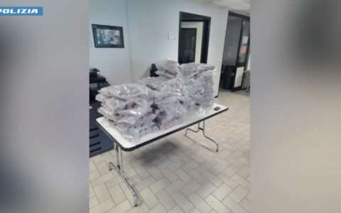 Guida ubriaco e ha in macchina 176 kg di hascisc, arrestato dalla Polstrada