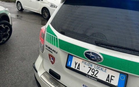 Guida una moto sotto sequestro e senza assicurazione: scattano confisca e multe per 1.400 euro