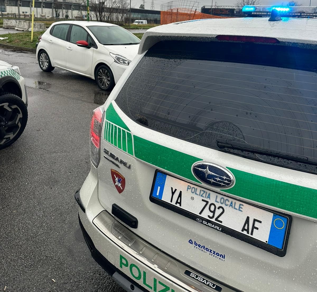 Guida una moto sotto sequestro e senza assicurazione: scattano confisca e multe per 1.400 euro