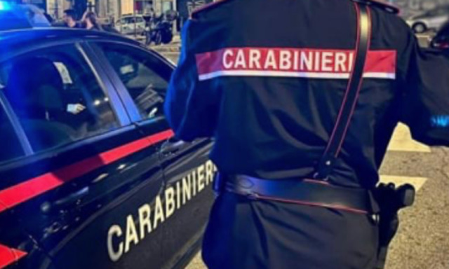 Ignora l’alt dei Carabinieri e accelera a folle velocità tra le strade del centro
