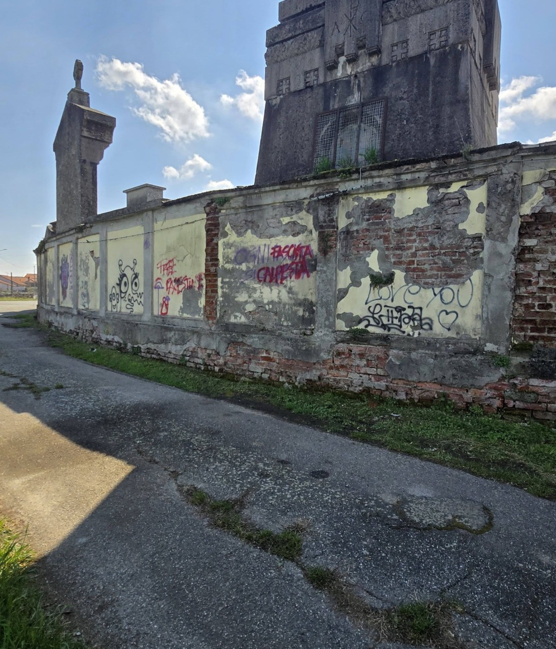 Il cimitero tra scritte blasfeme e il degrado dei muri perimetrali