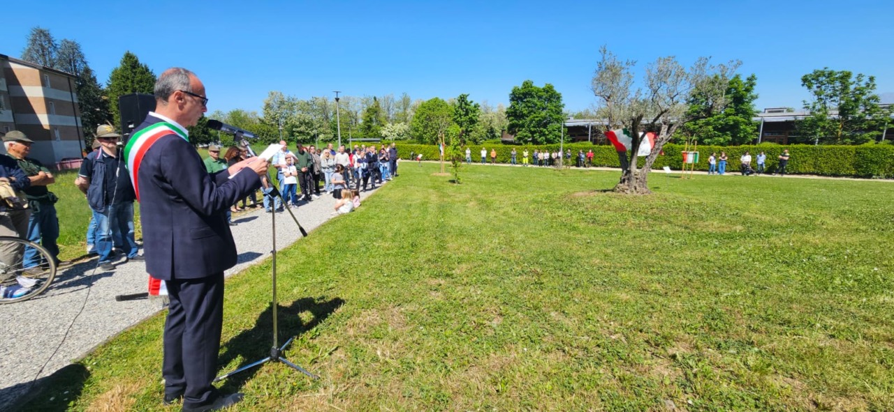 Il Giardino della Memoria si arricchisce: ecco il faggio in ricordo della Liberazione