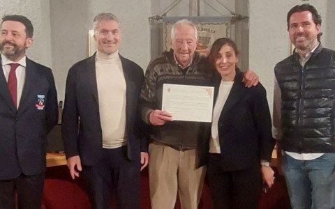 Il “grazie” allo storico presidente della banda: targa e concerto in Consiglio comunale