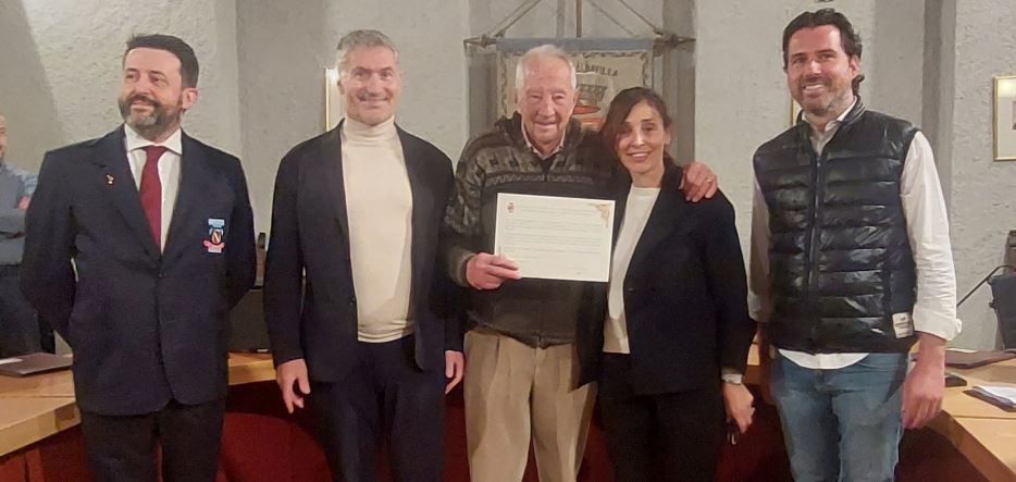 Il “grazie” allo storico presidente della banda: targa e concerto in Consiglio comunale