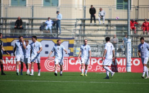 Latina, pari Cerignola (1-1): le altre corrono e i play out fanno paura. Volpe: “Un punto di valore”