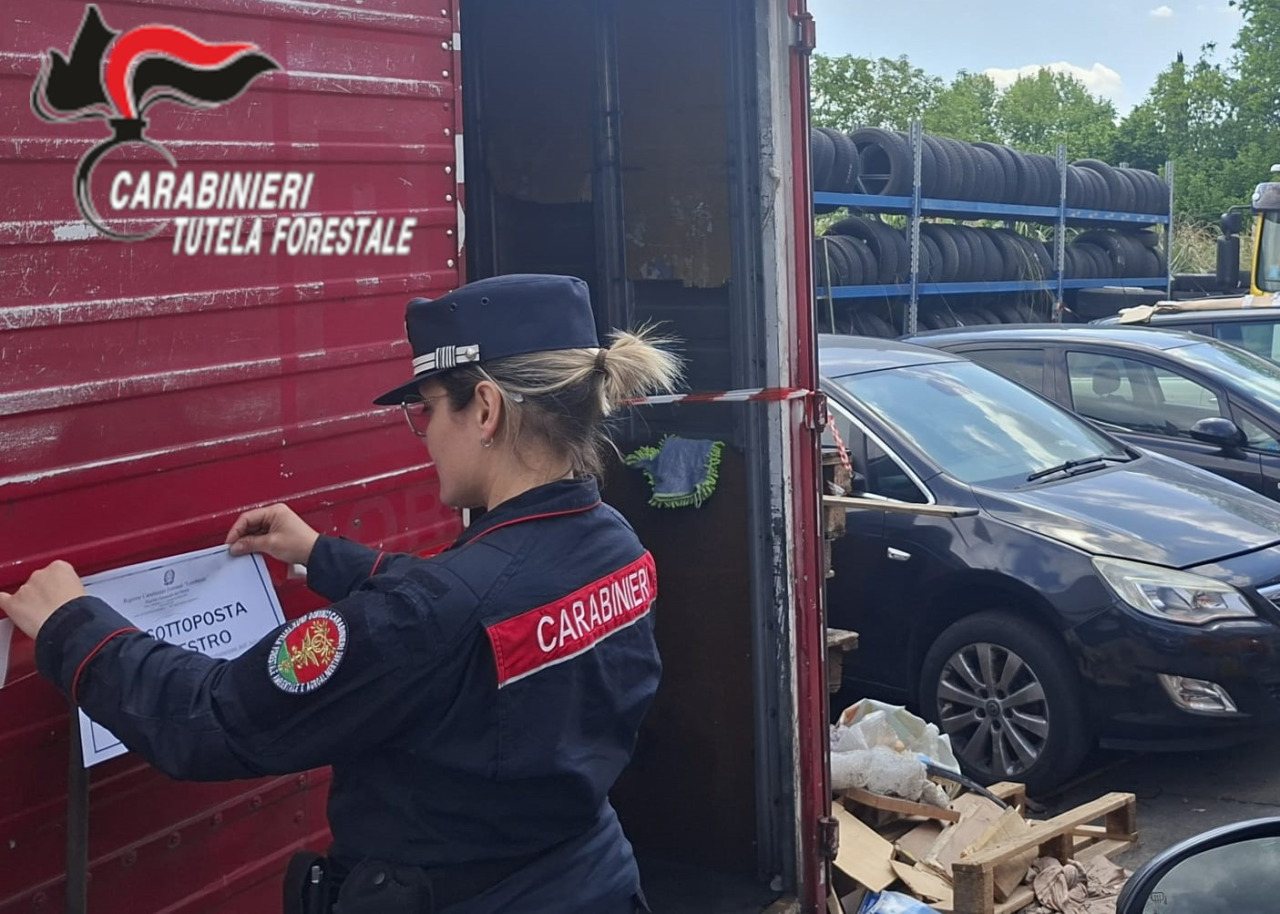 Illeciti ambientali in un’autofficina in Val Calepio: sequestrato deposito di rifiuti