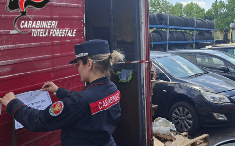 Illeciti ambientali in un’autofficina in Val Calepio: sequestrato deposito di rifiuti