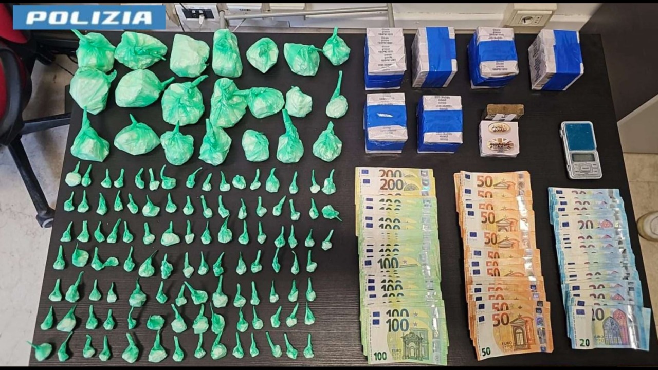 in casa con 5kg di droga e 8mila euro in contanti, arrestati