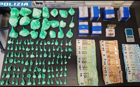 in casa con 5kg di droga e 8mila euro in contanti, arrestati