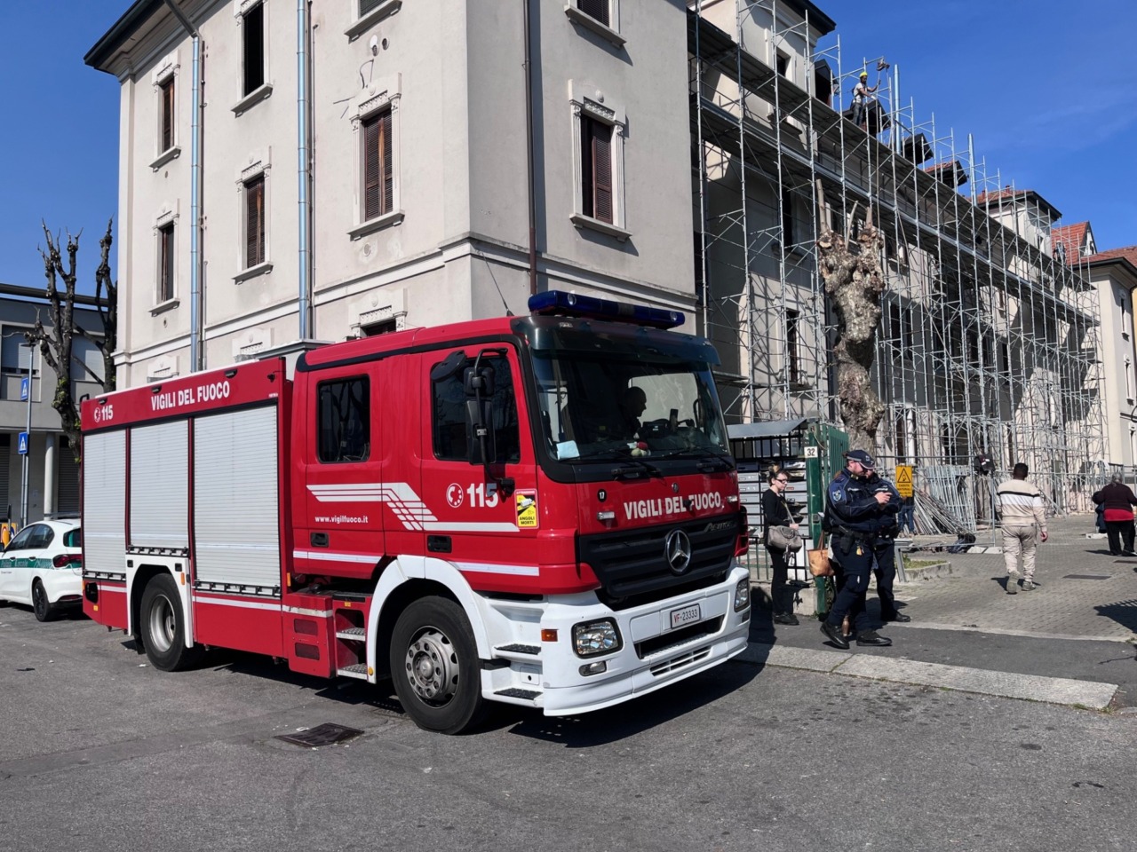 In corso il recupero degli oggetti nella palazzina sgomberata per l’incendio