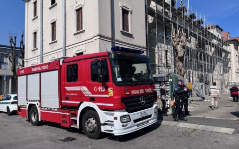 In corso il recupero degli oggetti nella palazzina sgomberata per l’incendio