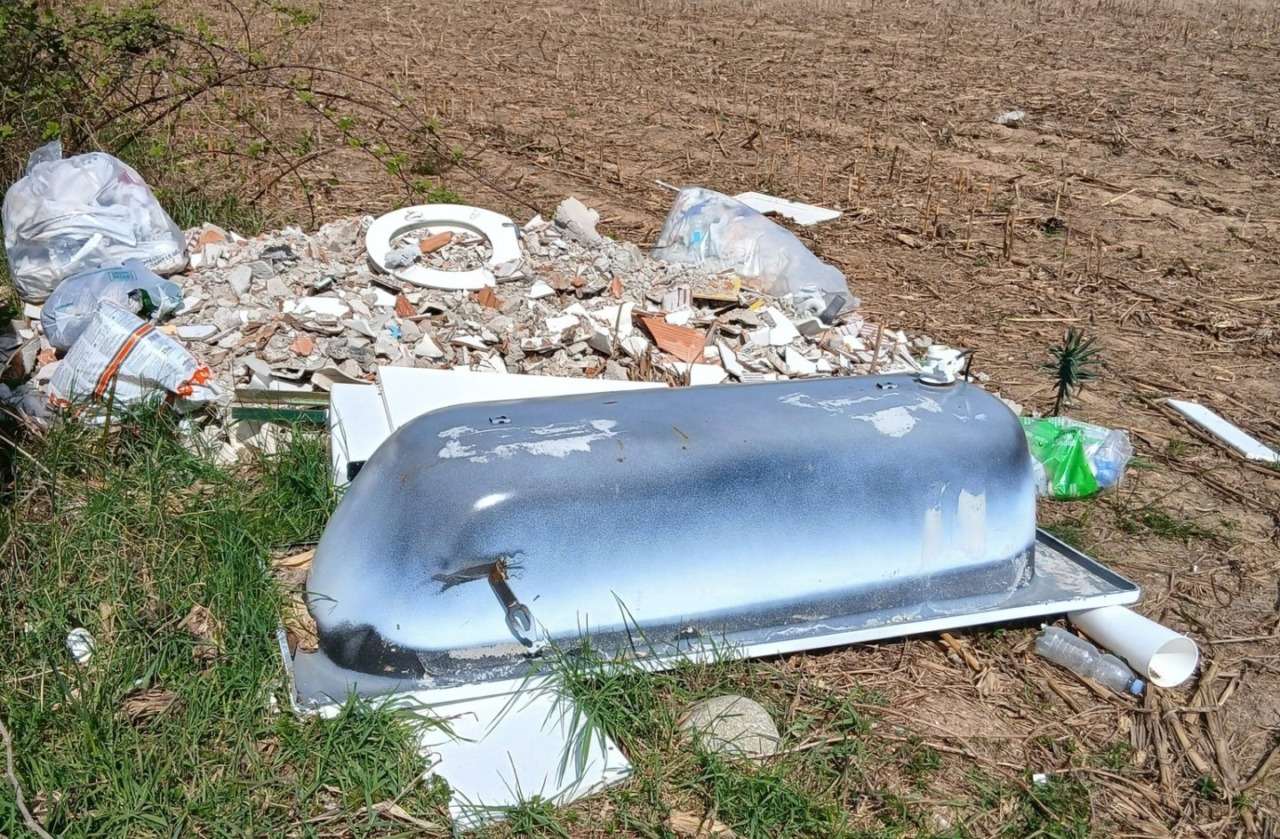 In via Del Carso spunta… una vasca da bagno