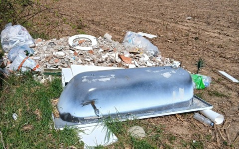 In via Del Carso spunta… una vasca da bagno