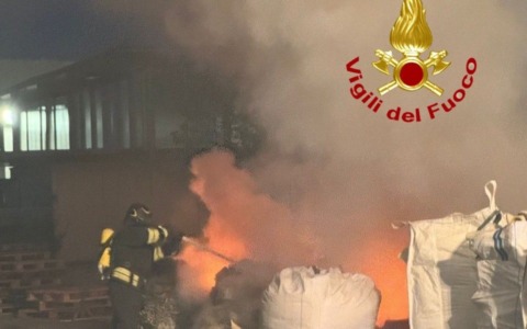 Incendio a Codogno, brucia materiale plastico: intervento dei Vigili del Fuoco