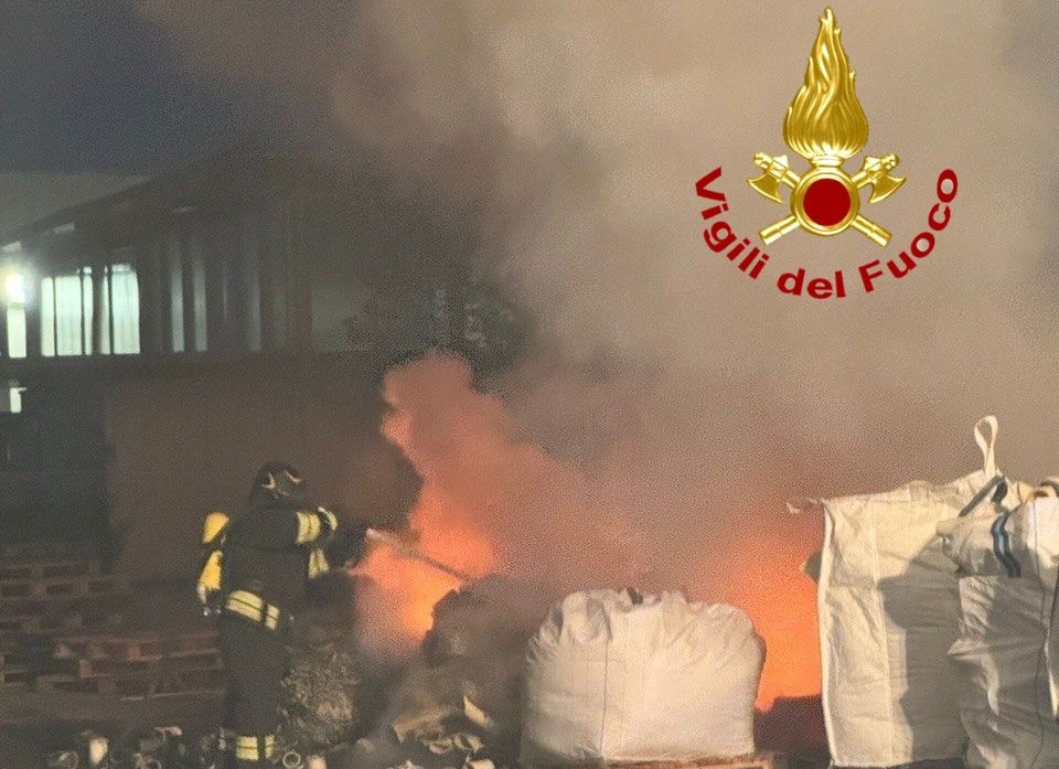 Incendio a Codogno, brucia materiale plastico: intervento dei Vigili del Fuoco