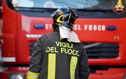 Incendio al bar: intervengono i Vigili del fuoco