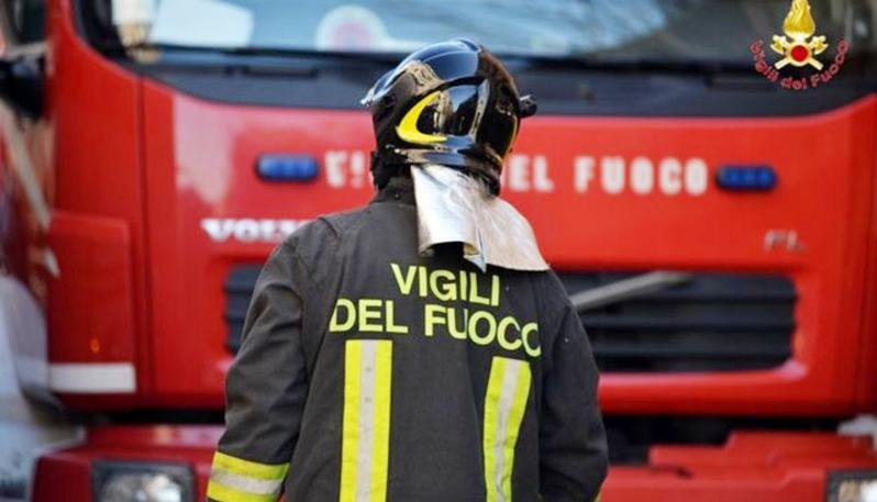 Incendio al bar: intervengono quattro squadre di Vigili del fuoco