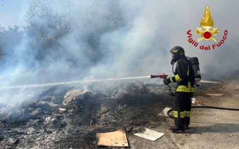 Incendio di masserizie: intervento provvidenziale dei Vigili del Fuoco