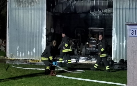 Incendio distrugge capannone agricolo. LE IMMAGINI