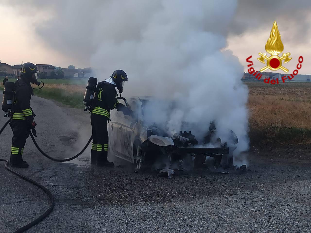 Incendio improvviso sull’auto in corsa: intervento dei Vigili del Fuoco a Marudo