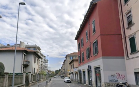 Incendio in Malpensata a Bergamo: fiamme sul tetto, evacuate tredici persone