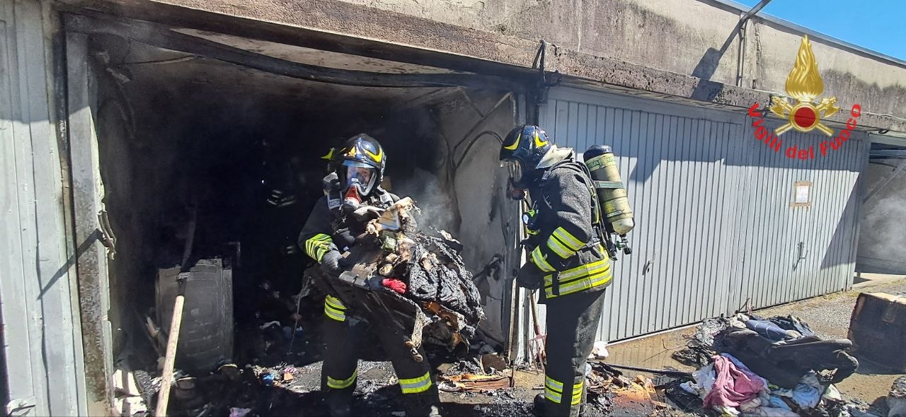 Incendio in un box condominiale, Vigili del fuoco in azione