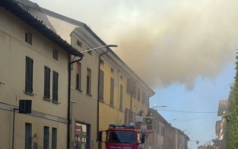 Incendio in un condominio a Trenzano: evacuato