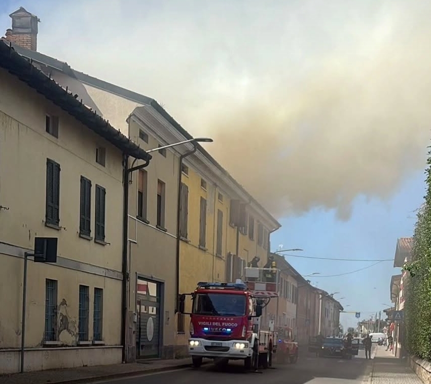 Incendio in un condominio a Trenzano: evacuato