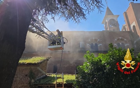 Incendio nella chiesa di Ossago Lodigiano: l’intervento dei Vigili del Fuoco