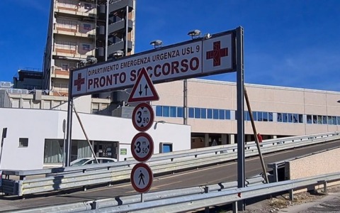 Incendio nella notte in un palazzo a Grosseto: evacuate 40 persone