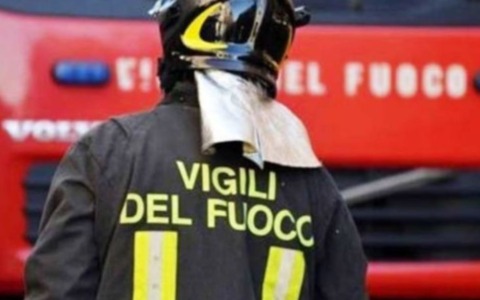 Incendio nell’ex zuccherificio di Rieti: fiamme in un capannone