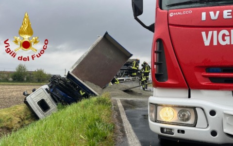 Incidente mortale tra Santhià e Carisio: il report e le immagini dei Vigili del Fuoco