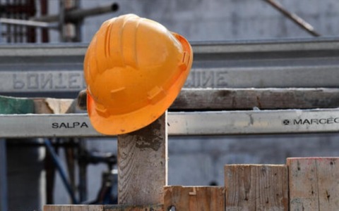 Incidenti sul lavoro: 63enne perde la vita travolto dal suo furgone